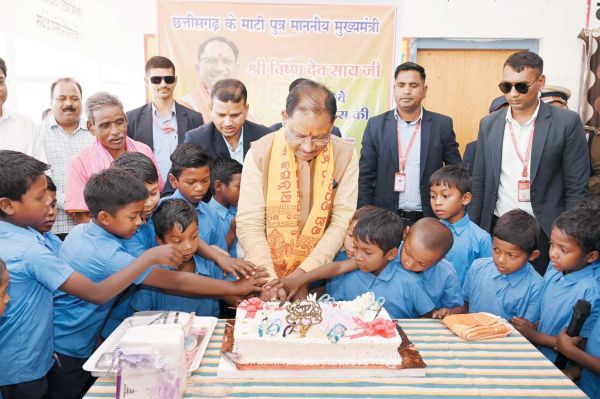 स्कूली बच्चों संग सीएम ने मनाया जन्मदिन, केक काटकर बच्चों को बांटे उपहार