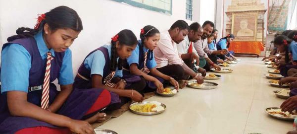 मड़ानार विद्यालय में सीएम के जन्मदिन पर न्योता भोजन