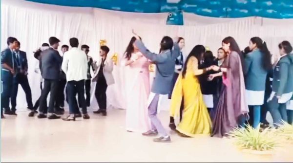 स्वामी आत्मानंद विद्यालय सेमरा में अमर्यादित भोजपुरी गाने पर डांस, वीडियो फैला