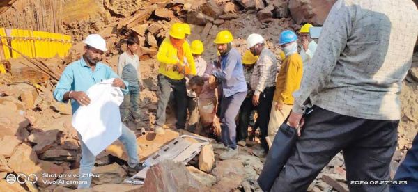 एनएमडीसी प्लांट में चट्टान धंसी, चार मजदूरों की मौत, दो घायल