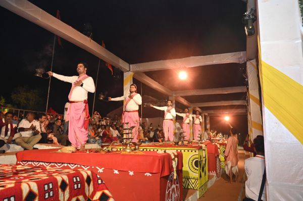 राजिम कुंभ में महानदी की भव्य  आरती में हजारों शामिल
