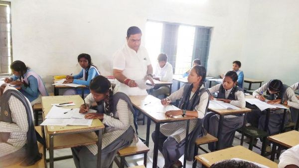 हिन्दी पर्चा के साथ 12वीं बोर्ड की परीक्षा शुरू