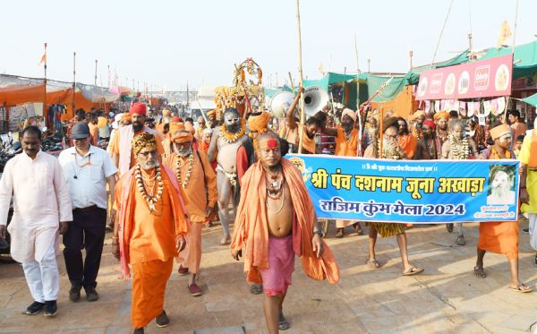 राजिम कुंभ कल्प में नागा साधुओं ने निकाली पेशवाई, अलौकिक श्रृंगार के साथ अस्त्र-शस्त्र का किया प्रदर्शन