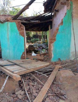 एक रात में हाथी ने तोड़े चार मकान, सो रही महिला जख्मी