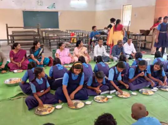 जन्मदिन पर प्राथमिक शाला में न्योता भोज