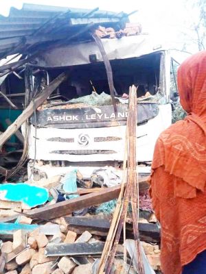 घर में घुसी ट्रेलर, सोए लोग बाल-बाल बचे