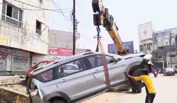 बेकाबू कार गोदाम में घुसी,  बाल-बाल बचे लोग