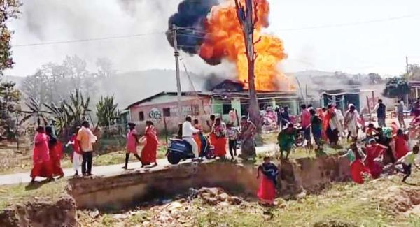 घर में आग, गैस सिलेंडर के धमाके से दहला गांव