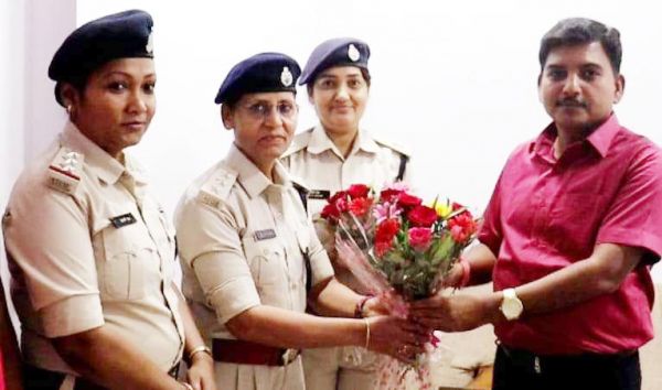 महिला पुलिस अफसरों का सम्मान  