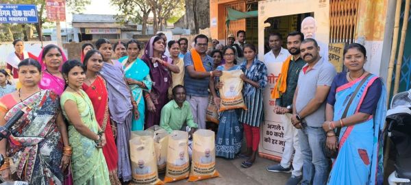 मोदी की गारंटी के तहत नि:शुल्क चावल का वितरण