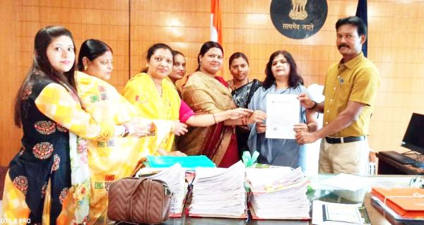 विजय शक्ति महिला उत्थान समिति ने सौंपा ज्ञापन