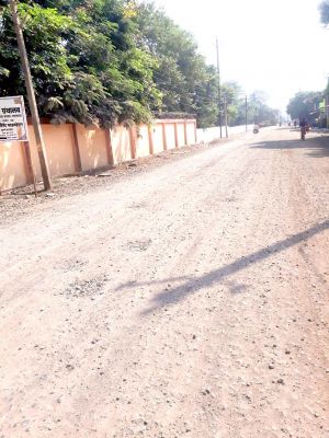 सडक़ निर्माण धीमी गति से, धूल के गुबार से हो रही परेशानी