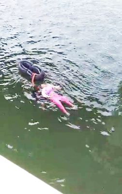 नदी में छलांग लगाई युवती  को मछुआरों ने बचाया