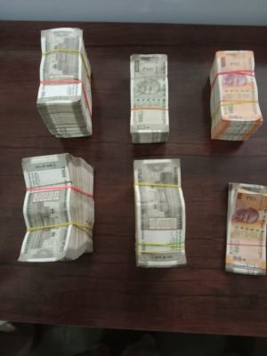 ओडिशा पासिंग कार से टोल प्लाजा में  18 लाख नगद जब्त