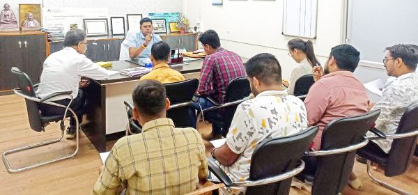 मोर जमीन मोर मकान योजना की आयुक्त ने की समीक्षा बैठक