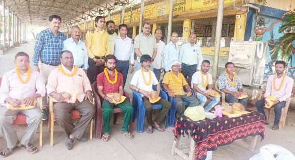 राम नगर मुक्तिधाम के कर्मचारियों का सम्मान