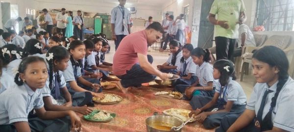 स्वामी आत्मानंद अंग्रेजी माध्यम विद्यालय कोंटा में न्योता भोज का हुआ आयोजन