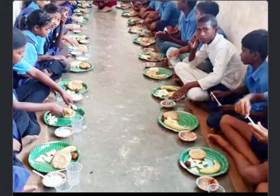 स्कूल में न्योता भोज और विदाई समारोह 