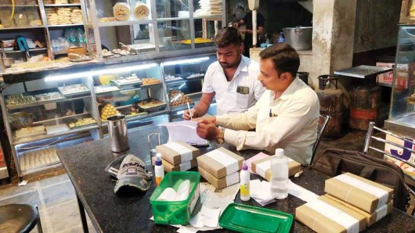 मिठाई दुकानों में गुणवत्ता की जांच