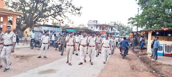 पुलिस ने आधा दर्जन इलाकों  में निकाला फ्लैग मार्च