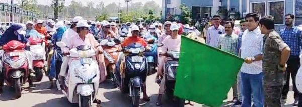 मतदाताओं को जागरूक करने महिलाओं ने निकाली दुपहिया रैली