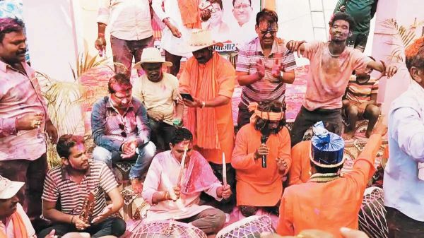 टंकराम वर्मा ने गृह जिले में मनाई होली