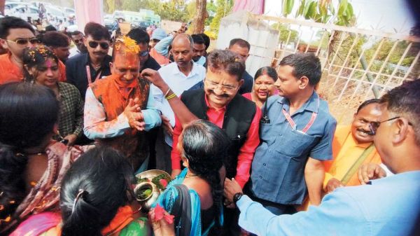 जशपुर में सीएम ने कार्यकर्ताओं और पदाधिकारियों संग खेली होली, सुख-समृद्धि की दुआ मांगी