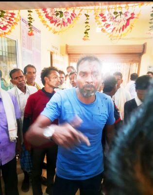 बैंक कर्मी ने किसान का सर फोड़ा,  कार्रवाई की मांग को लेकर धरना-प्रदर्शन