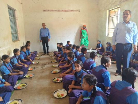 मिडिल स्कूल बोरसी में बच्चों को न्योता भोज