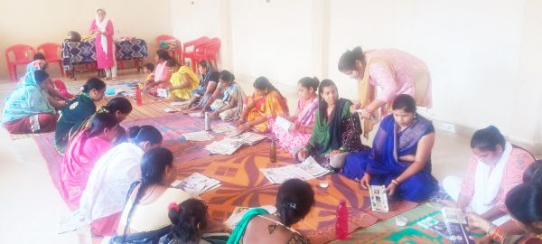 एमएसएमई ने महिलाओं को आत्मनिर्भर बनाने पेपर बैग निर्माण की सिखाई बारीकियां