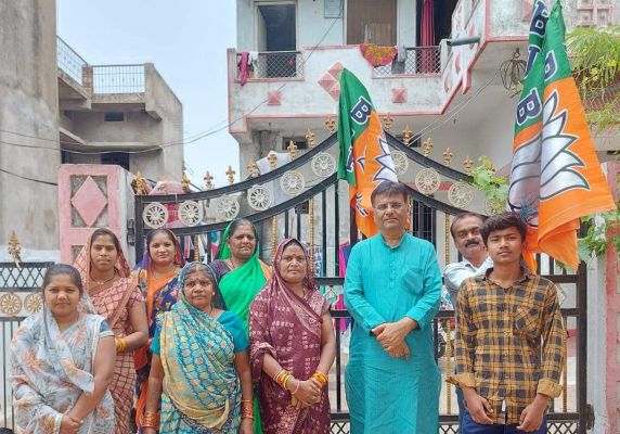 भाजपा कार्यकर्ताओं घरों में झंडा लगाकर मनाया विजय संकल्प दिवस