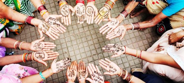 बिहान दीदियों ने हाथों में मेहंदी से मतदान स्लोगन को लिख मतदान का दिया संदेश