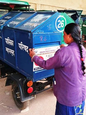 ई-रिक्शा पर स्टीकर लगा स्वच्छता दीदियां शत-प्रतिशत मतदान का दे रहीं संदेश