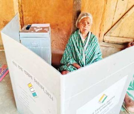 आम चुनाव: वरिष्ठ मतदाता भोगो ने डाला वोट