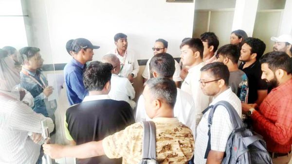 ओवरलोड के चलते एयरपोर्ट से दिल्ली के 9 यात्री बैरंग लौटाए गए, हंगामा