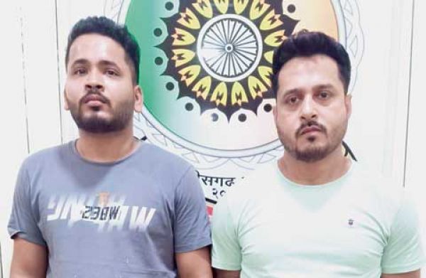 फ्लाइट से आकर नकली सोना गिरवी रख लाखों ठगने वाले मुंबई के दो गिरफ्तार