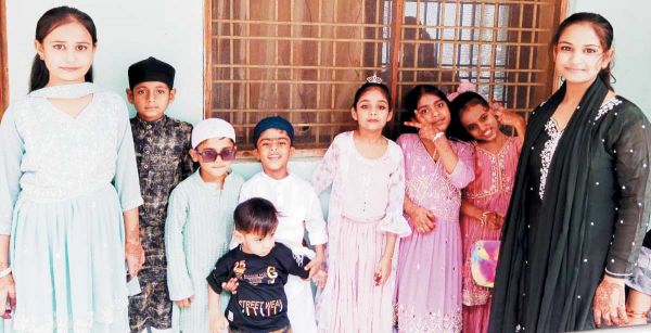 ईद पर विशेष नमाज अदा कर मांगी खुशहाली की दुआ