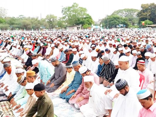 अकीदत के साथ मनाई ईद, ईदगाहों और मस्जिदों में पढ़ी नमाज