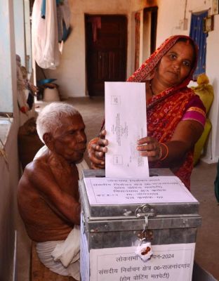 दिव्यांगता से ग्रसित रामजी ने पहली बार किया होम वोटिंग