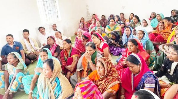 भाजपा ने किया महिलाओं का श्रीफल देकर सम्मान