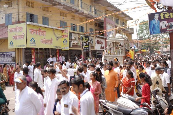 भगवान महावीर की जयंती पर निकली शोभायात्रा, गूंजे सत्य व अहिंसा के संदेश
