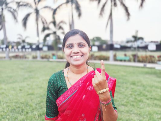 मजबूत लोकतंत्र में महिला मतदाताओं की भूमिका महत्वपूर्ण
