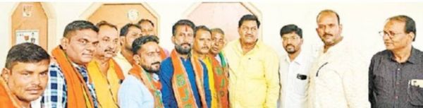 नवागढ़ में कांग्रेस को लगा झटका, दिग्गजों ने थामा भाजपा का दामन 