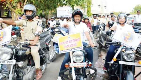 आम नागरिकों के साथ बाइक चलाकर कलेक्टर-एसपी ने मतदाताओं को किया जागरूक