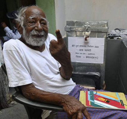 95 वर्षीय बुजुर्ग ने घर में वोट डालने के बाद कहा, 1952 में पहली बार वोट डालने की याद आ गई