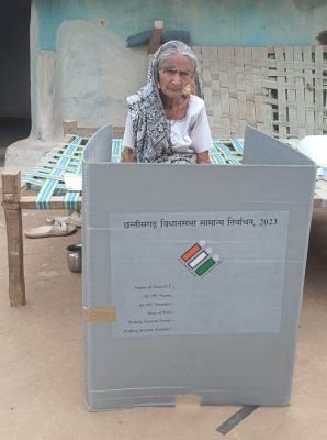 बुजुर्ग मतदाताओं ने किया मतदान