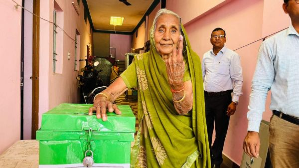 85 वर्ष से अधिक उम्र व दिव्यांग मतदाता कर रहे घर में मतदान
