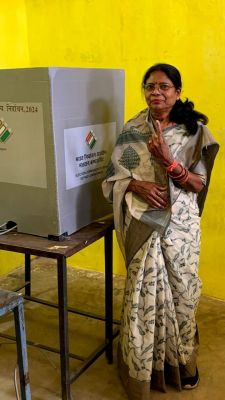 सिहावा विधायक अंबिका मरकाम ने गट्टासिल्ली में किया मतदान