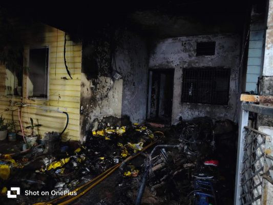 इलेक्ट्रिक स्कूटी के बैटरी में विस्फोट,  दो मंजिला मकान में लगी आग