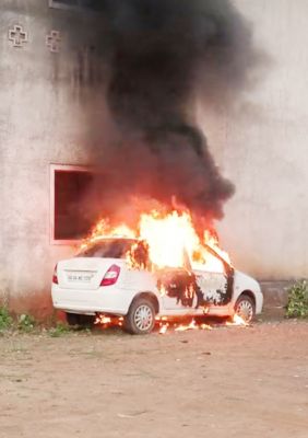 भाजपा नेता की खड़ी कार में लगी आग
